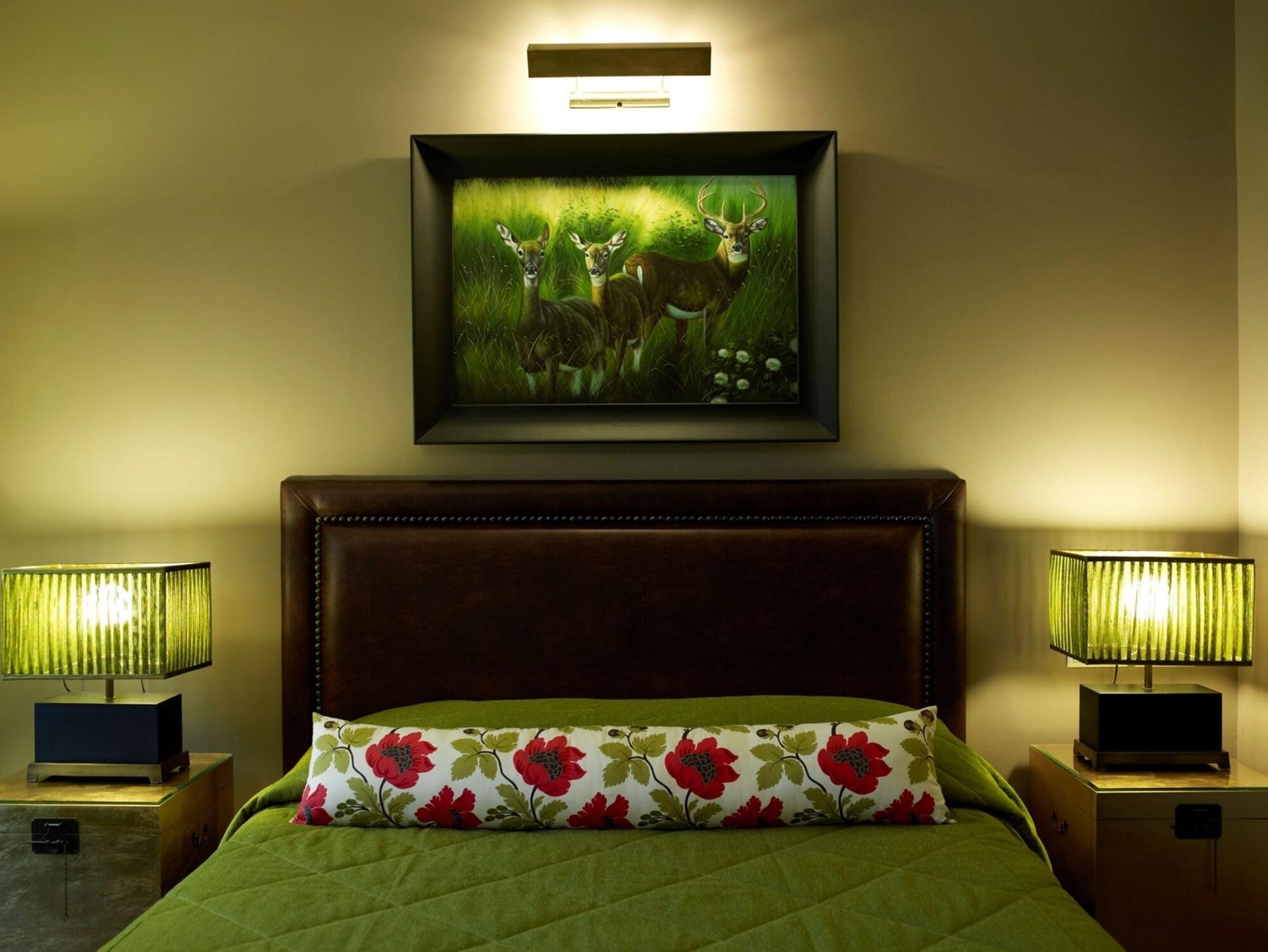 Hotel Du Lac Congress Center&Spa Ioannina Buitenkant foto A bedroom with a bed, a painting, and two bedside lamps