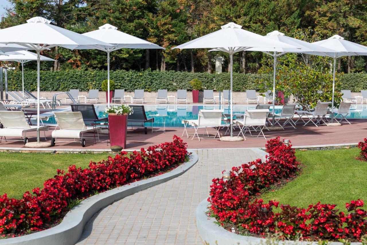 Hotel Du Lac Congress Center&Spa Ioannina Buitenkant foto The swimming pool at the hotel
