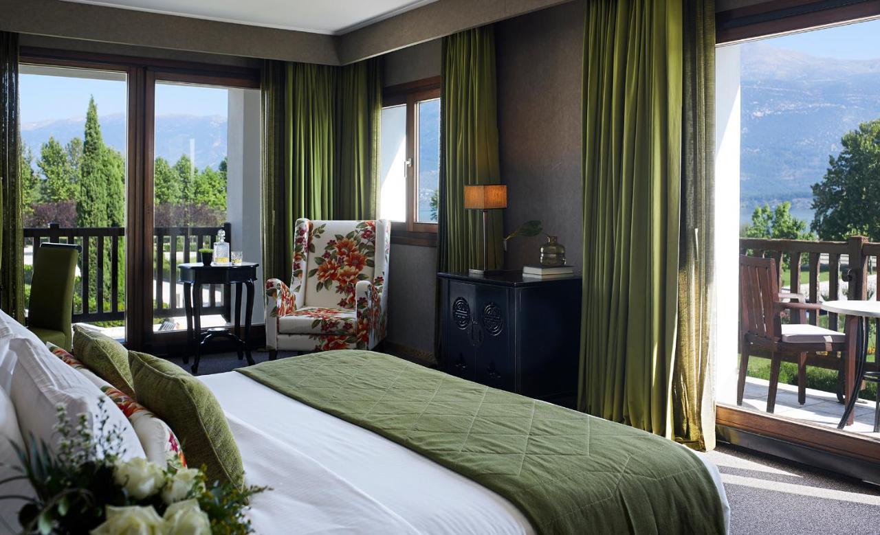 Hotel Du Lac Congress Center&Spa Ioannina Buitenkant foto A bedroom at the hotel