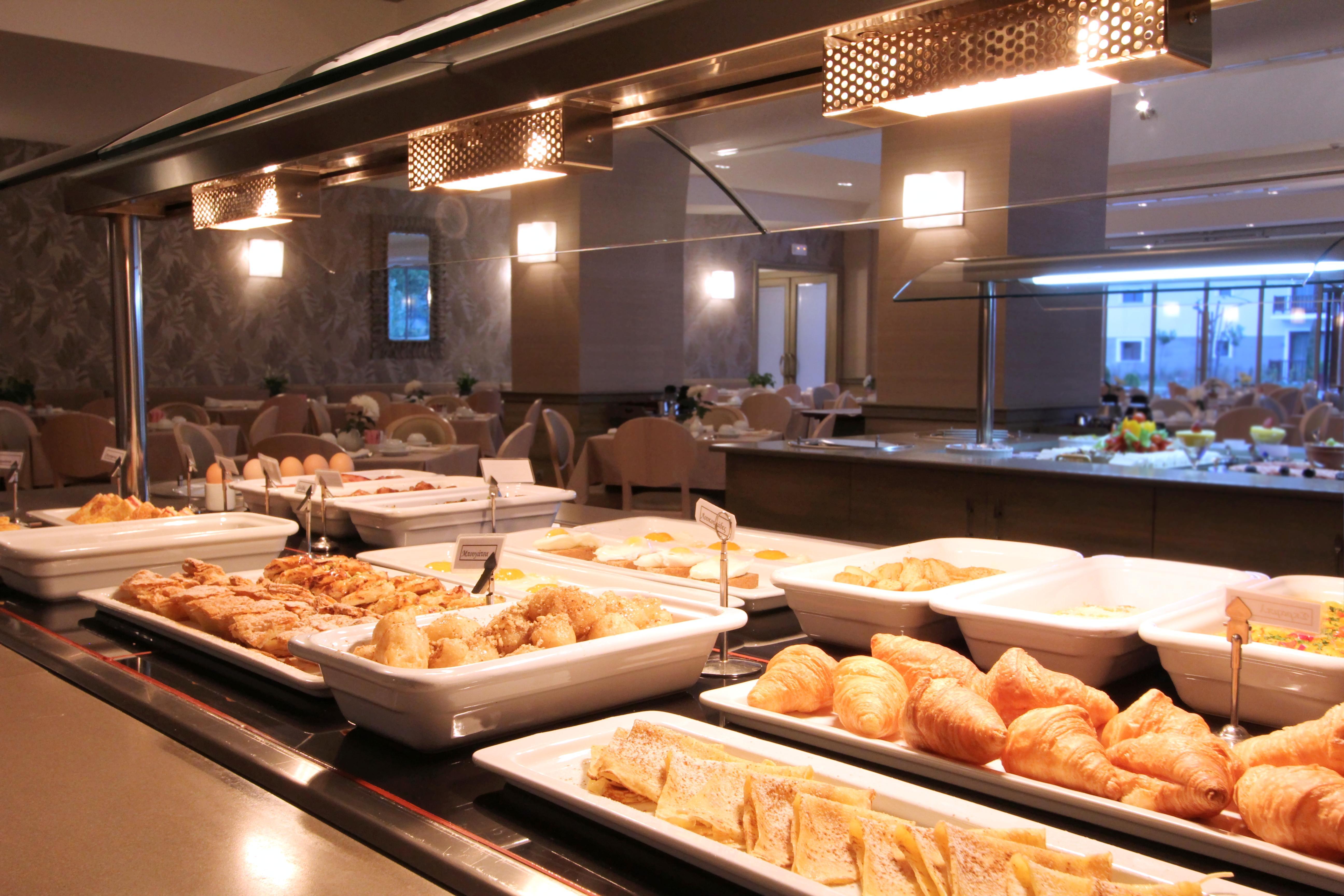 Hotel Du Lac Congress Center&Spa Ioannina Buitenkant foto A buffet at a hotel