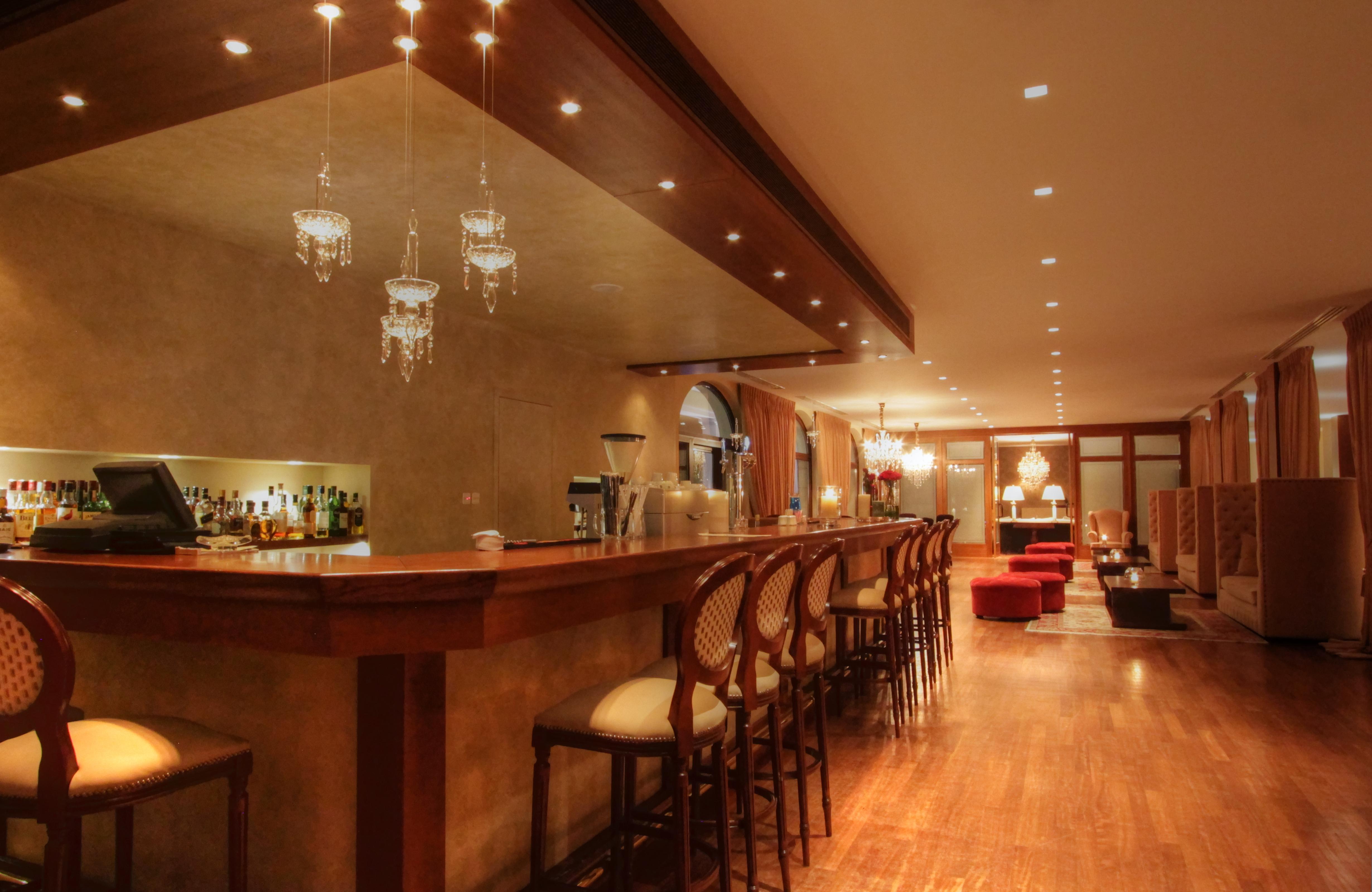 Hotel Du Lac Congress Center&Spa Ioannina Buitenkant foto The bar at the hotel