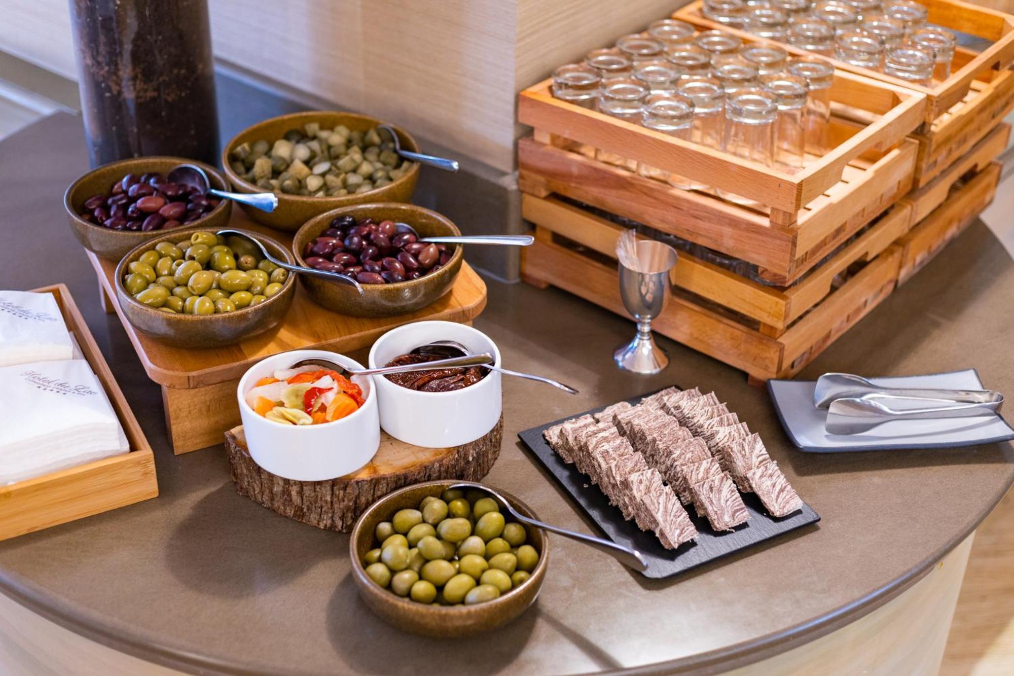 Hotel Du Lac Congress Center&Spa Ioannina Buitenkant foto A selection of olives and olive oil