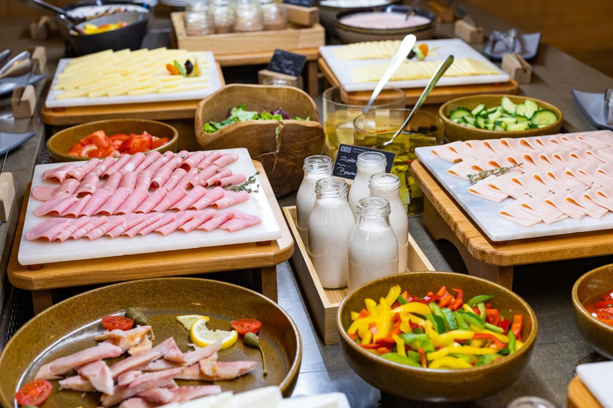 Hotel Du Lac Congress Center&Spa Ioannina Buitenkant foto A buffet at a hotel