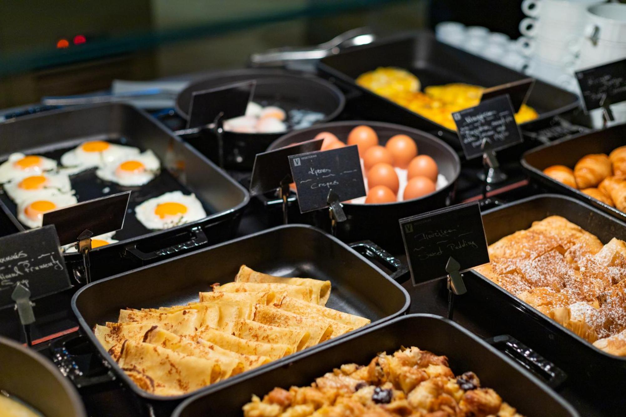 Hotel Du Lac Congress Center&Spa Ioannina Buitenkant foto A breakfast buffet