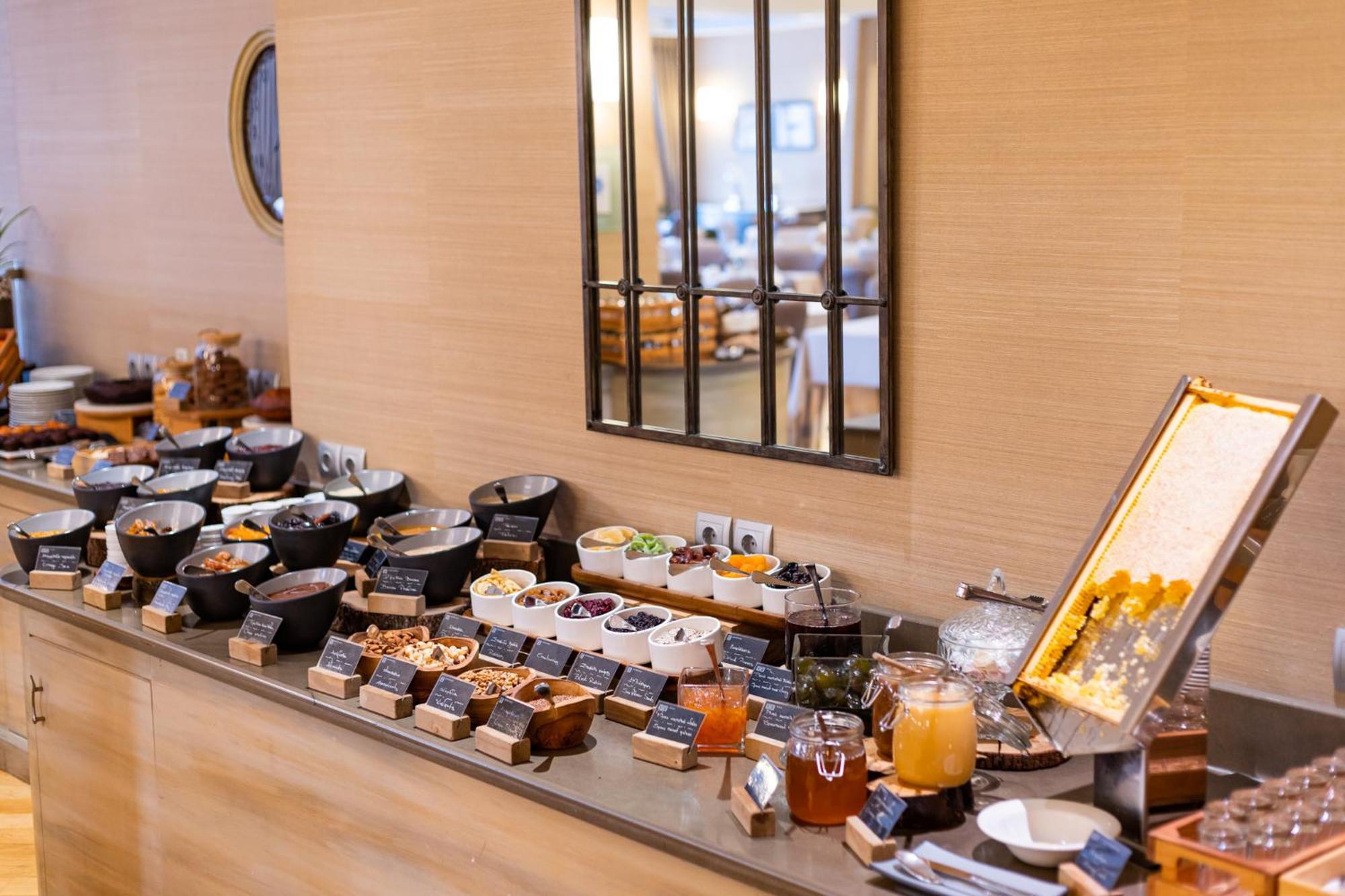 Hotel Du Lac Congress Center&Spa Ioannina Buitenkant foto A buffet at a hotel