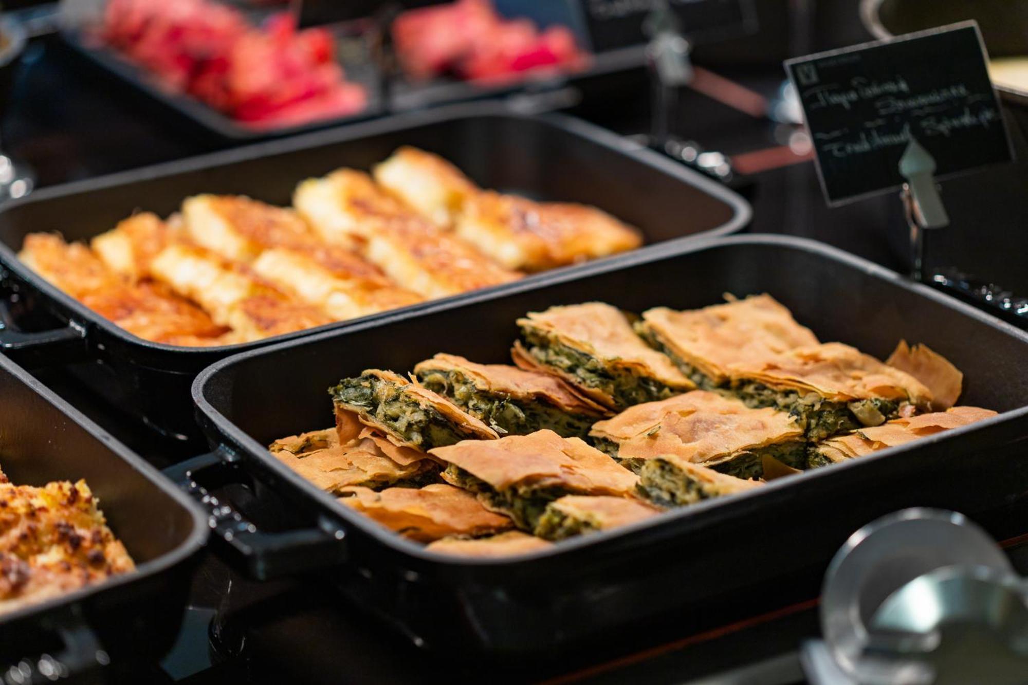 Hotel Du Lac Congress Center&Spa Ioannina Buitenkant foto A selection of food at a buffet