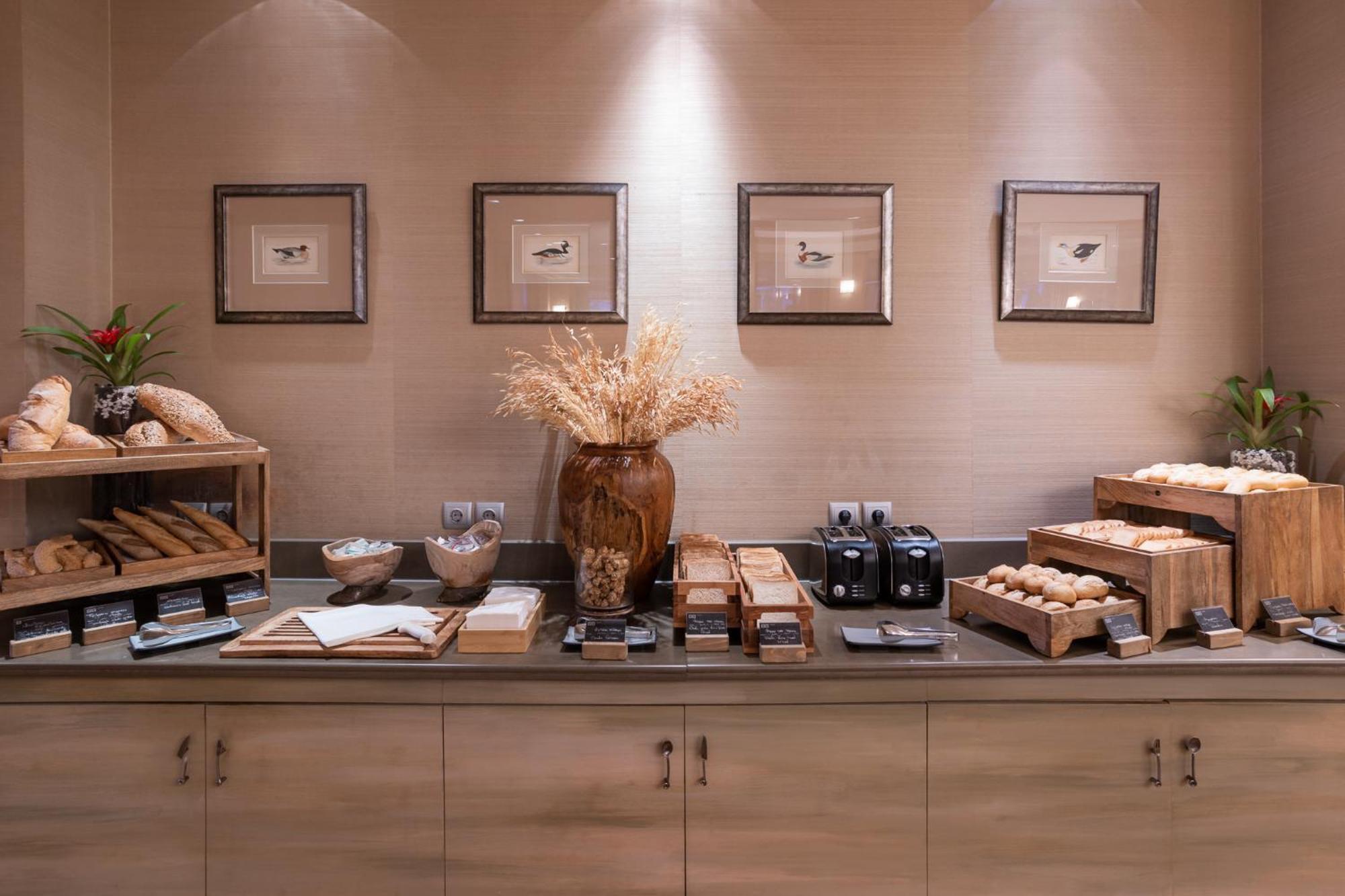 Hotel Du Lac Congress Center&Spa Ioannina Buitenkant foto The buffet at the lounge