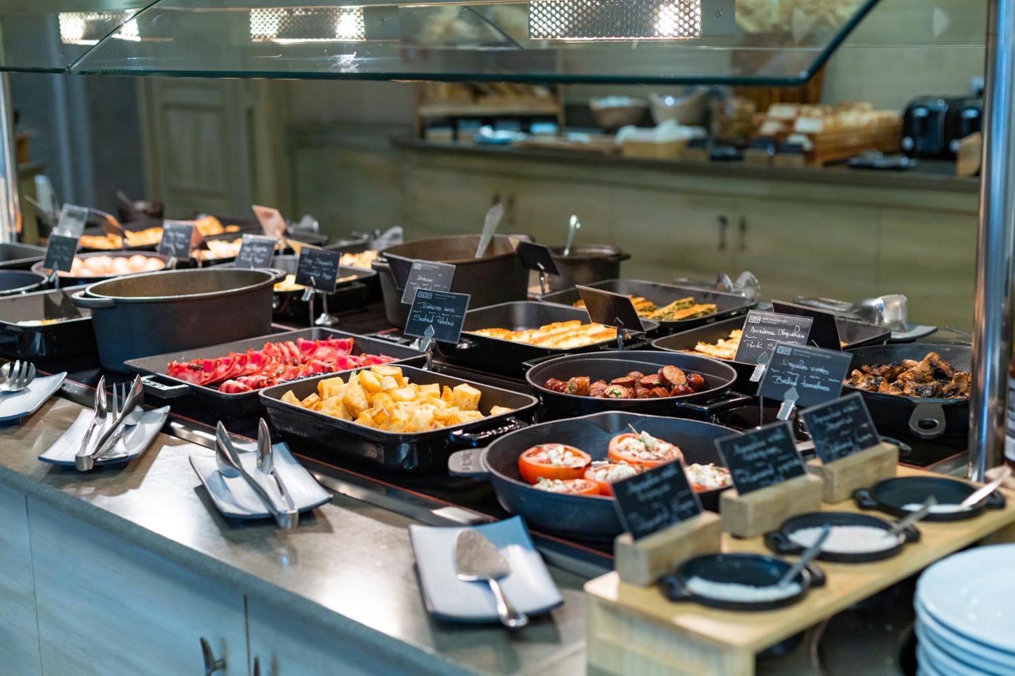 Hotel Du Lac Congress Center&Spa Ioannina Buitenkant foto A buffet at a hotel