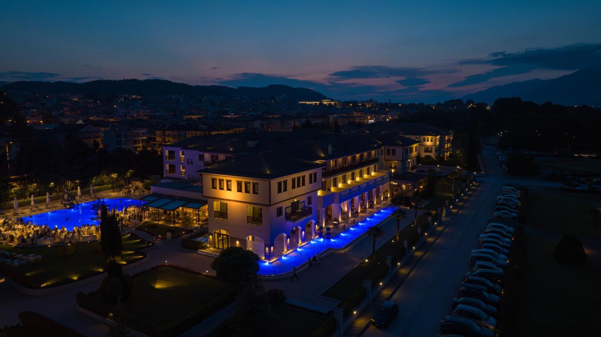 Hotel Du Lac Congress Center&Spa Ioannina Buitenkant foto The hotel at night