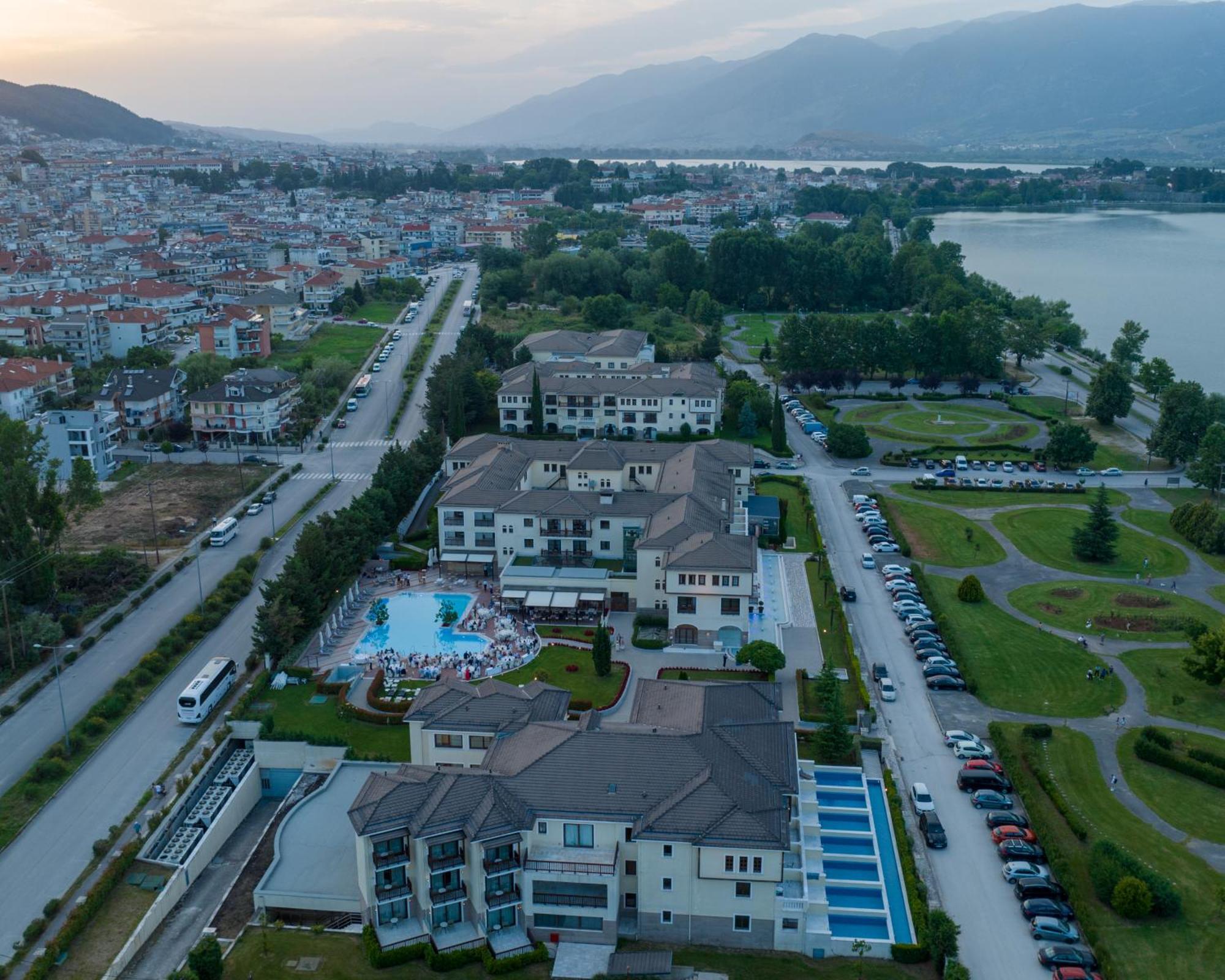 Hotel Du Lac Congress Center&Spa Ioannina Buitenkant foto Aerial view of the complex